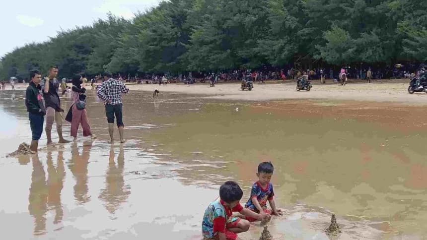 Tergambar di Lagu 'Sapu Tangan Merah' Yus Yunus, Begini Keindahan Pantai Lombang Madura