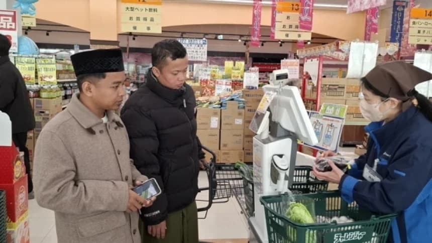 Saat Peci Menarik Perhatian Pegawai Toko di Jepang