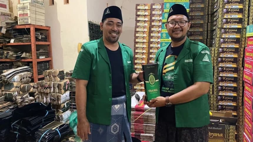 Tampil Lebih Menarik dengan Peci Gresik