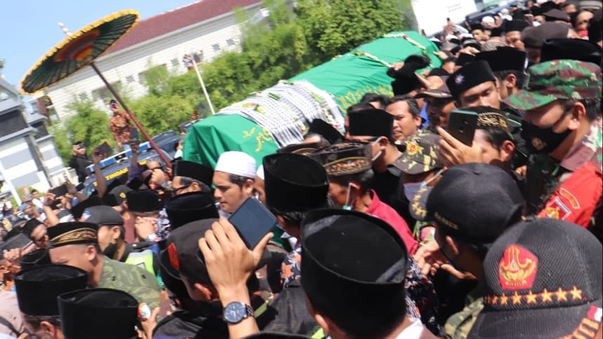 Lautan Manusia Iringi Kepergian Ulama Karismatik asal Brebes KH Rosyidi Malawi