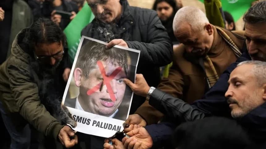 Imbas Pembakaran Al-Qur’an, Ratusan Warga Turki Bakar Bendera Swedia