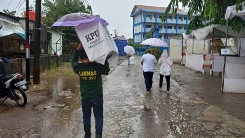 Jakarta Diguyur Hujan, KPPS Bekerja Keras Kawal Pencoblosan Pemilu 2024