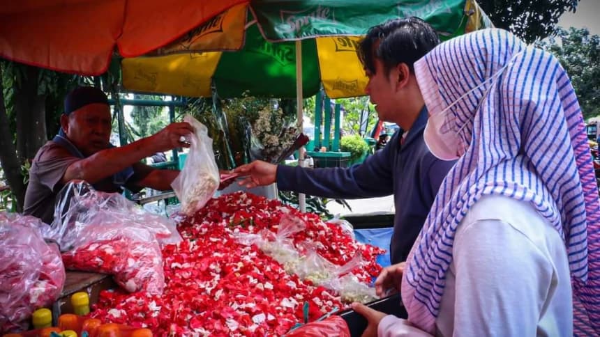Jelang Ramadhan, Penghasilan Penjual Bunga dan Tukang Bersih Makam di TPU Utan Kayu Meningkat