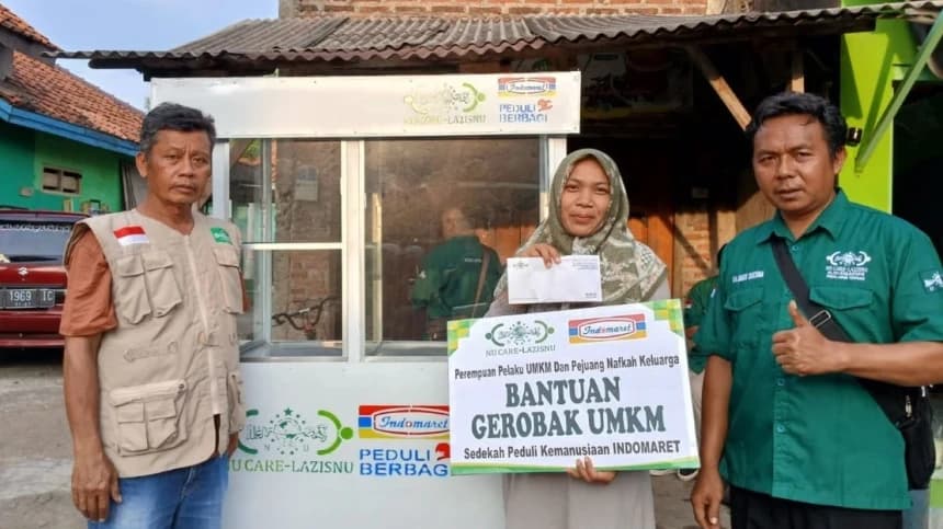 Berdayakan Perempuan Pelaku Usaha, NU Care-LAZISNU Batang Salurkan Gerobak dan Modal Usaha 