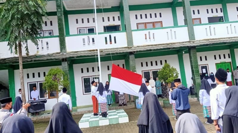 Pengasuh Pesantren Cipulus Ungkap Tiga Kontribusi Santri bagi Indonesia