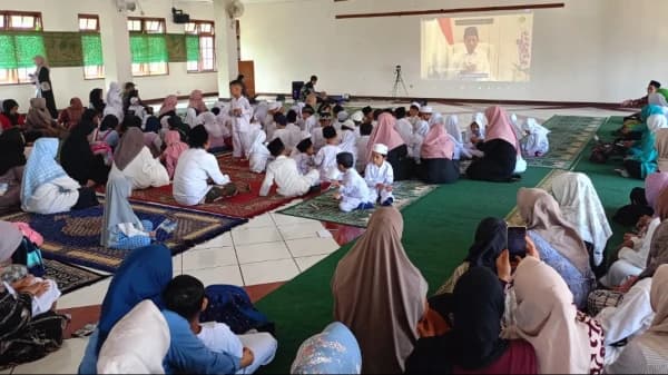 Orang Tua Sebaiknya Tak Bermain Gawai saat Bersama Anak