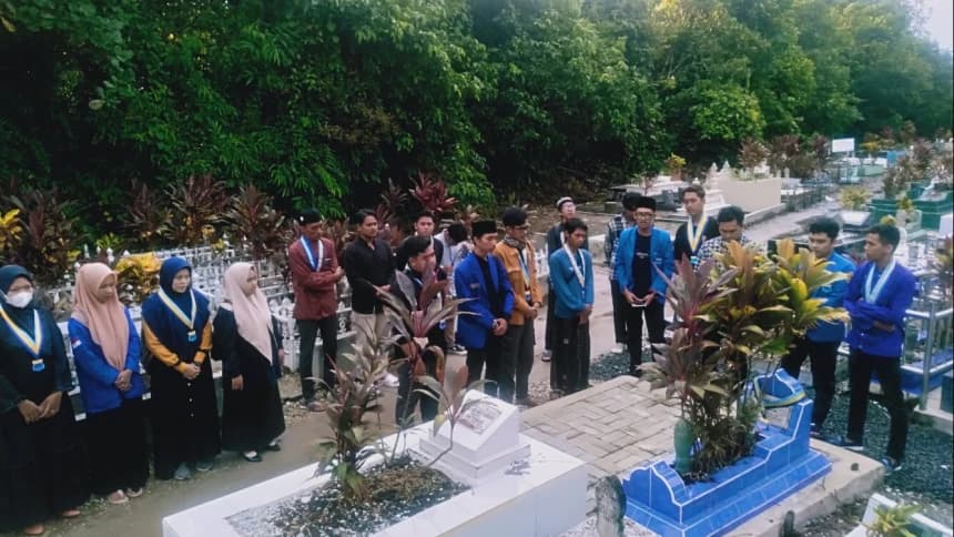 Rayakan Harlah Ke-64, PMII Banjarmasin Bagikan Setangkai Bunga dan Ziarahi Makam Pendiri