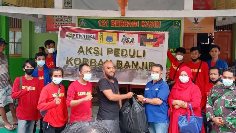 PMII Pontianak Raya Bagikan 1000 Nasi Kotak untuk Korban Banjir