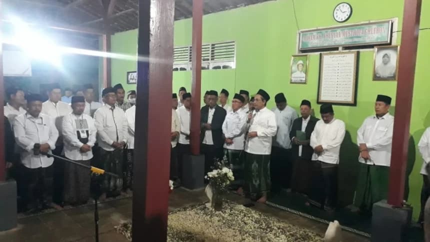 Usai Ikuti PMKNU, Peserta Dibaiat di Makam Ulama Kharismatik Kota Metro