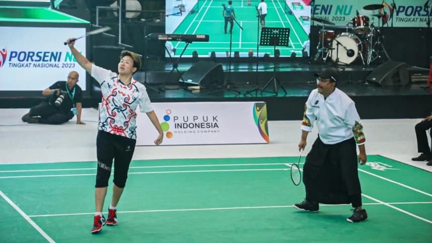 Kenakan Sarung, Gus Ipul Berpasangan dengan Butet Vs Owi-Gus Yasin, Seru!
