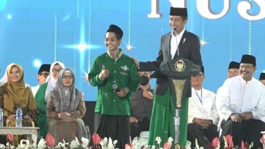 Presiden Beri Sepeda Sejumlah Penampil Festival Tradisi Islam Nusantara di Banyuwangi