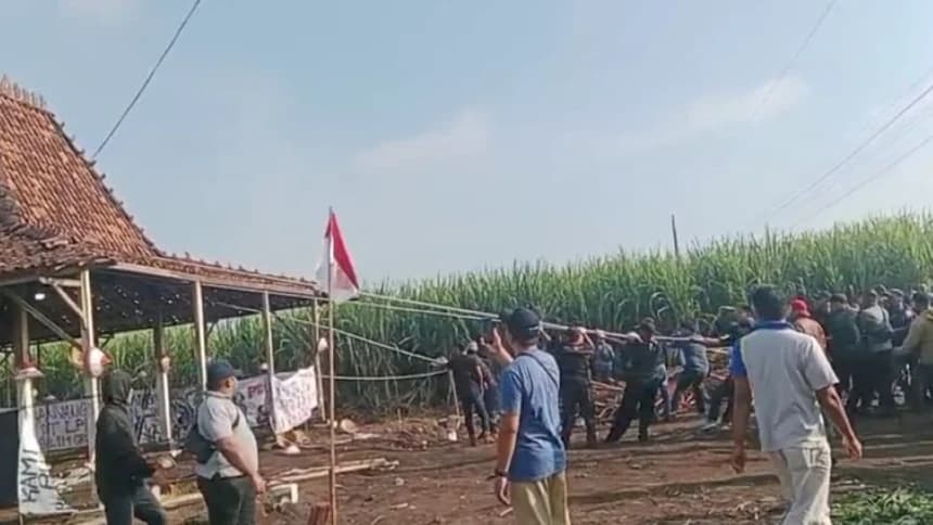 Konflik Agraria, Ratusan Orang Diduga Suruhan PT LPI Hancurkan Joglo Juang Milik Petani Pundenrejo Pati
