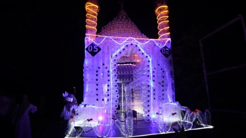 Takbir Keliling Ramah Lingkungan, Warga Pati Membuat Replika Masjid dari Botol Plastik Bekas