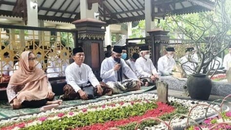 Ziarah Makam Pendiri, Alissa Wahid: Berkat Beliau Kita Bisa Tahu Cara Ber-NU