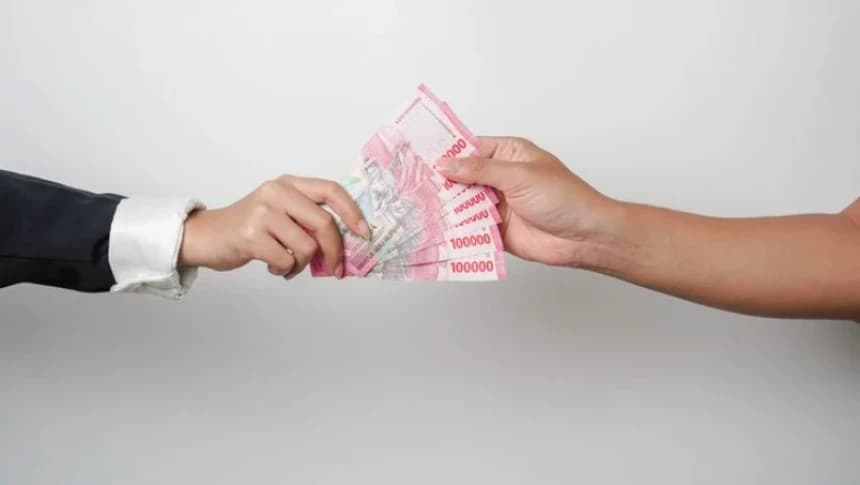 Hukum Bersedekah bagi Orang yang Punya Utang