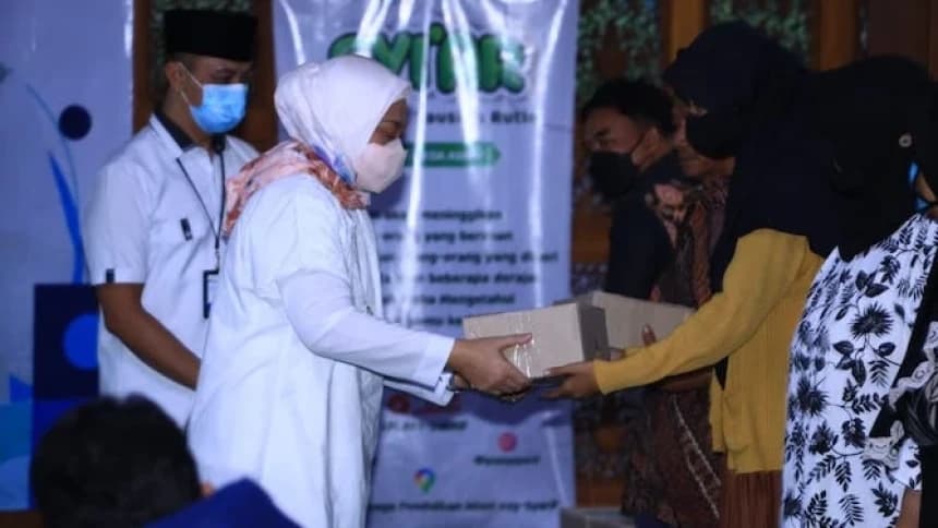 Jelang May Day, Menaker Bagikan Paket Sembako Lebaran di Mojokerto
