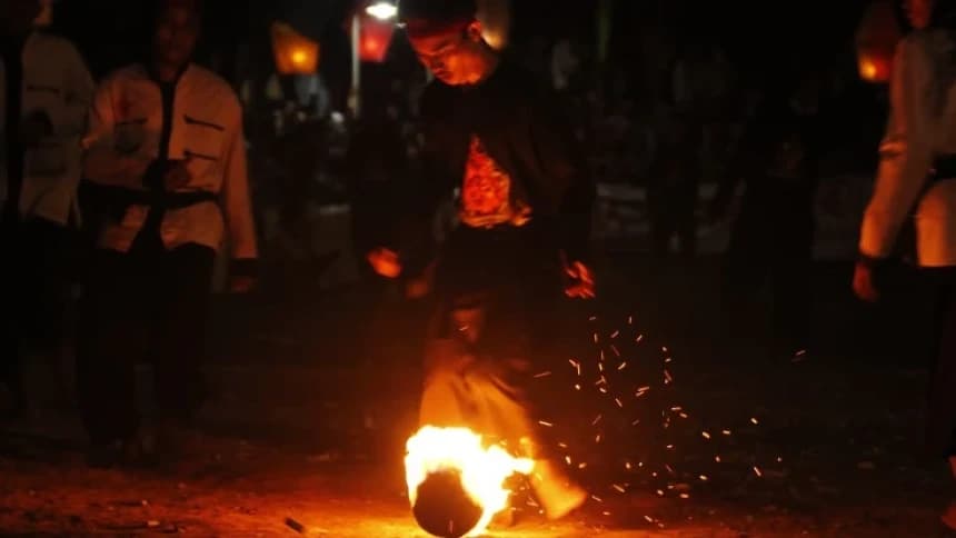 Tradisi Sepak Bola Api di Pesantren Babakan Ciwaringin Cirebon, Media Dakwah dan Melawan Nafsu