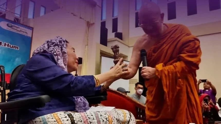 Dinilai sebagai Pahlawan Kemanusiaan, Nyai Sinta Nuriyah Terima Pilar Asoka dari Bhante Jayamedo Thera
