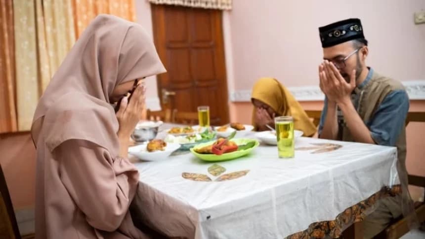 Khutbah Jumat: Mengamalkan Etika dan Sunnah Nabi saat Makan