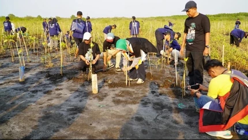 Hari Santri 2023, PBNU Tanam Ribuan Mangrove di Pantai Permata Kota Probolinggo