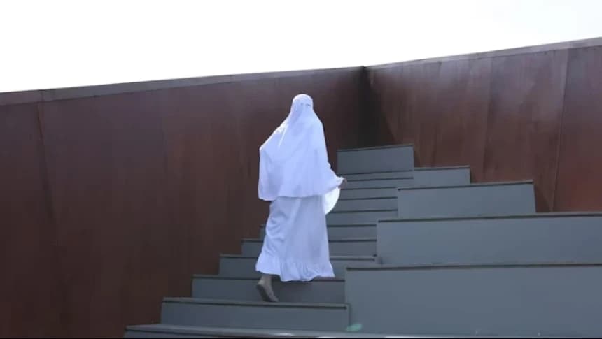 Bagaimana Hukum Shalat di Tempat yang Tidak Datar?