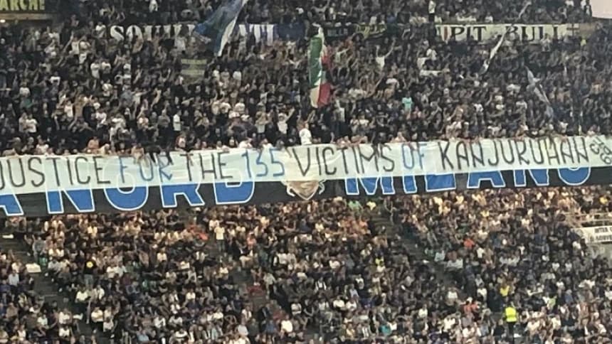 Penonton Liga Champions Eropa Bentangkan Spanduk 'Keadilan Bagi 135 Korban Kanjuruhan'