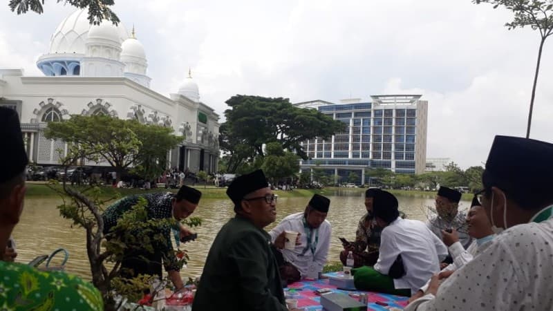 Indahnya Telaga dan Masjid UIN Raden Intan Jadi Spot Santai Muktamirin