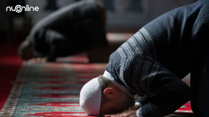 Tiga Kali Gerakan Beruntun Saat Shalat untuk Menutup Aurat, Apakah Membatalkan?