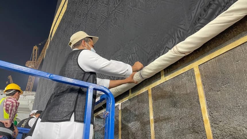 Penampakan Kiswah Ka’bah yang Dihiasi Benang-benang Emas