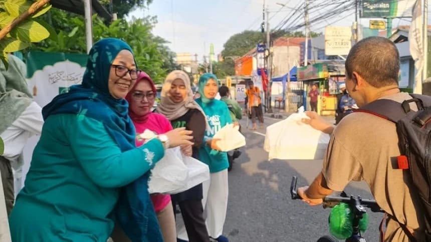 PP Fatayat NU Kembali Bagikan Takjil, Kali Ini Digelar di Jaktim