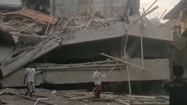 Mushala Pesantren Al-Khoziny Buduran Sidoarjo Ambruk, Korban dalam Proses Evakuasi