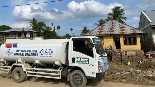 LAZISNU Jatim Serahkan Bantuan 1 Unit Truk Tangki ke Aceh Tamiang