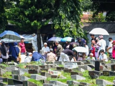 Khutbah Jumat: Mengisi Tradisi Munggahan dengan Ziarah Kubur