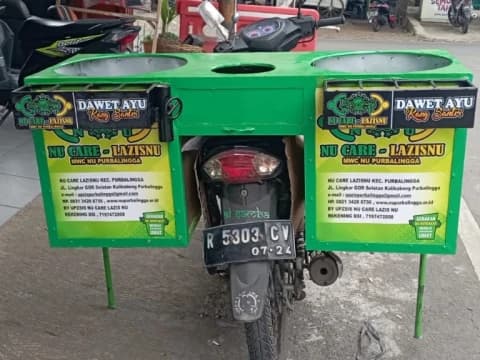 NU Care-LAZISNU Purbalingga Berdayakan Ekonomi Seorang Guru Ngaji Penjual Dawet Ayu