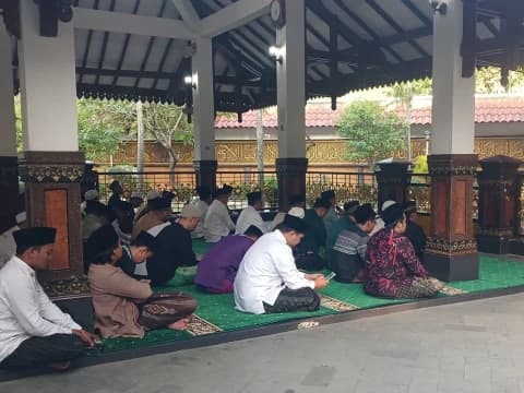 Peserta Multaqo Nasional Ulama Al-Qur'an 2024 Ziarahi Makam Pendiri NU KH Hasyim Asy'ari
