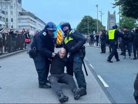 Kerusuhan Guncang Inggris Raya, KBRI London Imbau WNI Tingkatkan Kewaspadaan