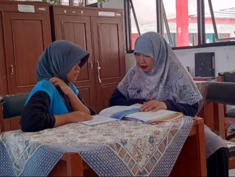 Dedikasi Kusniati Masti, Guru yang Gigih Berantas Buta Huruf di Desa Terpencil Indramayu