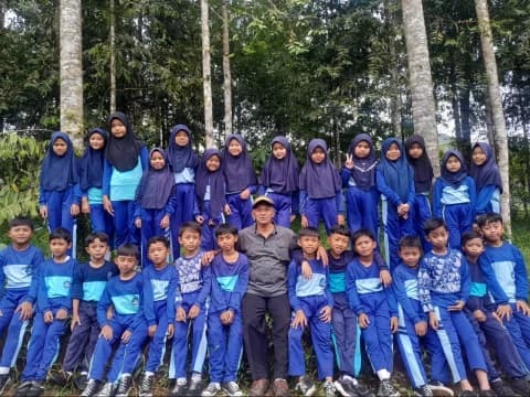 Pengabdian Sugiarto, Guru Honorer di Lereng Gunung Sumbing: Pernah Dapat Upah Rp75 Ribu