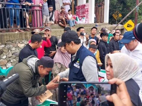Gus Ipul Kunjungi Warga Terdampak Bencana di Sukabumi, Serahkan Bantuan dan Santuni Ahli Waris Korban