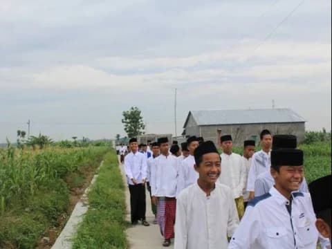 Para Santri Manfaatkan Momen Liburan dengan Kumpul Keluarga dan Lakukan Pekerjaan Rumah