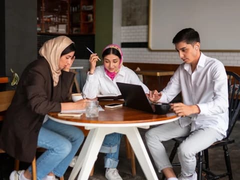 Dialog Interaktif: Al-Qur'an Bolehkan Perempuan Berkarier di Luar Rumah