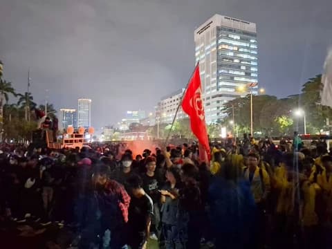 Usai Buka Puasa, Massa Aksi Lanjut Unjuk Rasa Tolak RUU TNI di Gedung DPR