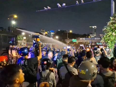 Aksi Tolak RUU TNI di DPR Berlanjut, Mulai Terjadi Kericuhan