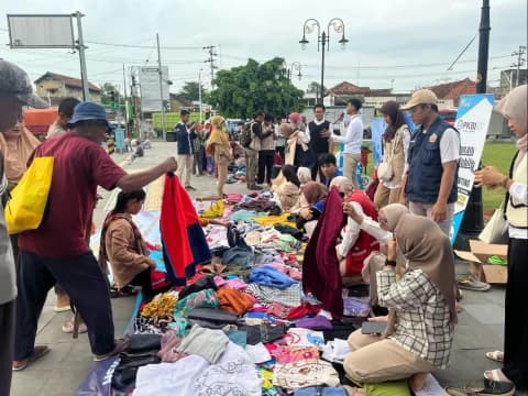 Berkah Ramadhan: Ada Bazar Baju Layak Pakai di Lasem Rembang, Hasilnya Diserahkan ke Panti Asuhan
