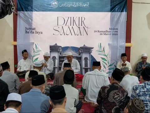 Ratusan Jamaah dari Berbagai Daerah Khidmat Ikuti Dzikir Saman di Pesantren Qomaruddin Gresik