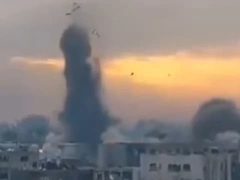 Serangan Israel Kian Brutal, Tubuh Warga Palestina Terhempas ke Udara