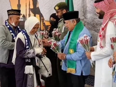 Penuh Syukur dan Senyum, Jamaah Haji Indonesia Kloter Pertama Tiba di Tanah Suci