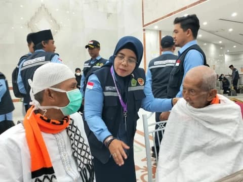 Membimbing Manasik Haji dari Pintu ke Pintu Kamar Jamaah di Makkah