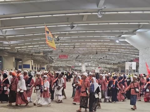 Saat Jamaah Haji Indonesia Kompak Kenakan Batik Nusantara di Jamarat Mina