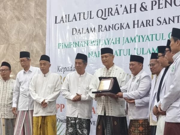 JQHNU Jakarta Berikan Anugerah Grand Syekh Fashohah Nusantara kepada Pendiri Madrasatul Qur'an
